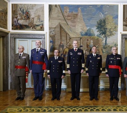 Su Majestad el Rey junto a los componentes de la audiencia militar a un grupo de generales de división y vicealmirantes